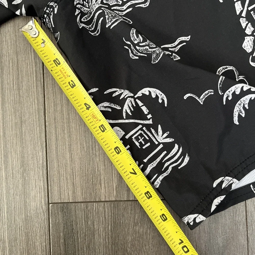 RVCA Boardshorts Mens Sz 36 Black White Island Graphic